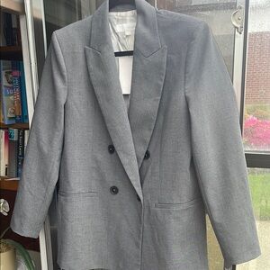 Modern Gray Blazer with Structured Shoulders and Notched Lapel